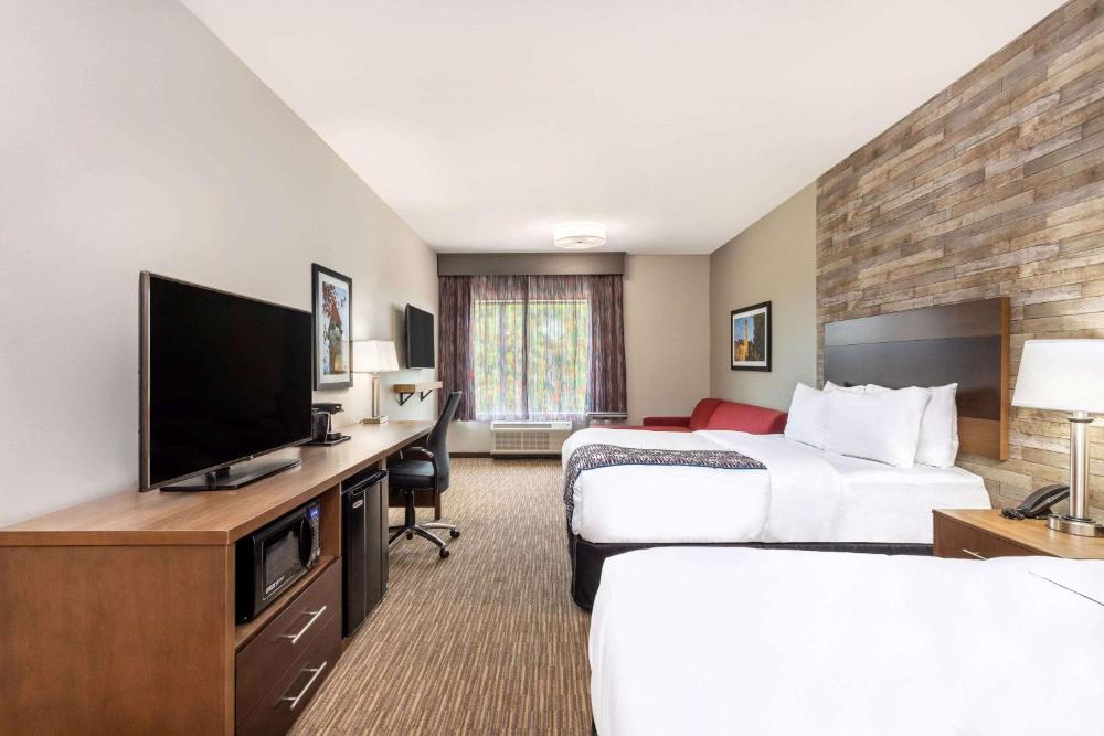 Queen Room with Two Queen Beds and Bath Tub with Grab Bars - Mobility Accessible/Non-Smoking interior